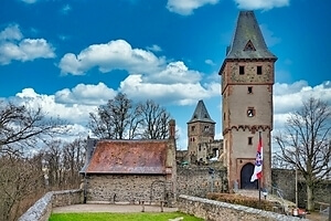 Die sagenumwobene Burg Frankenstein ist die nördlichste Burg an der Bergstraße und unser erstes Ziel auf unserer Burgensteig-Wanderung. Von da aus geht es über Stock und Stein Richtung Seeheim-Jugenheim